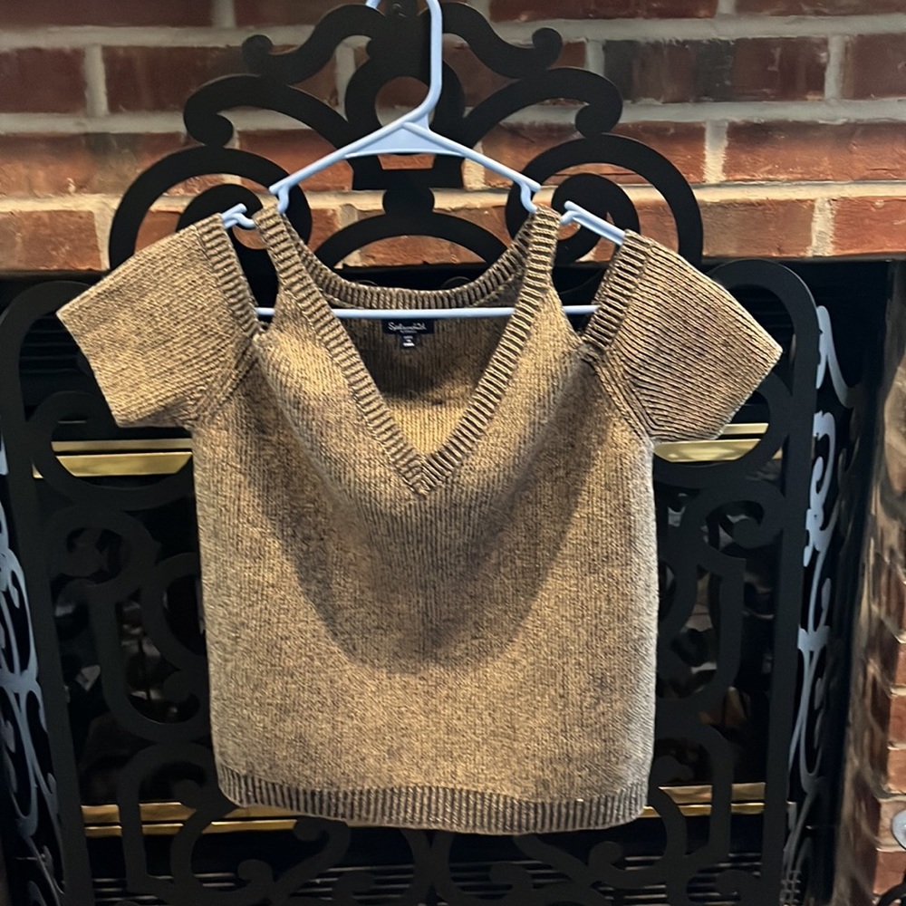 Splendid Cold Shoulder Knit Sweater! Size:XS Color: tan/black. nice not heavy!